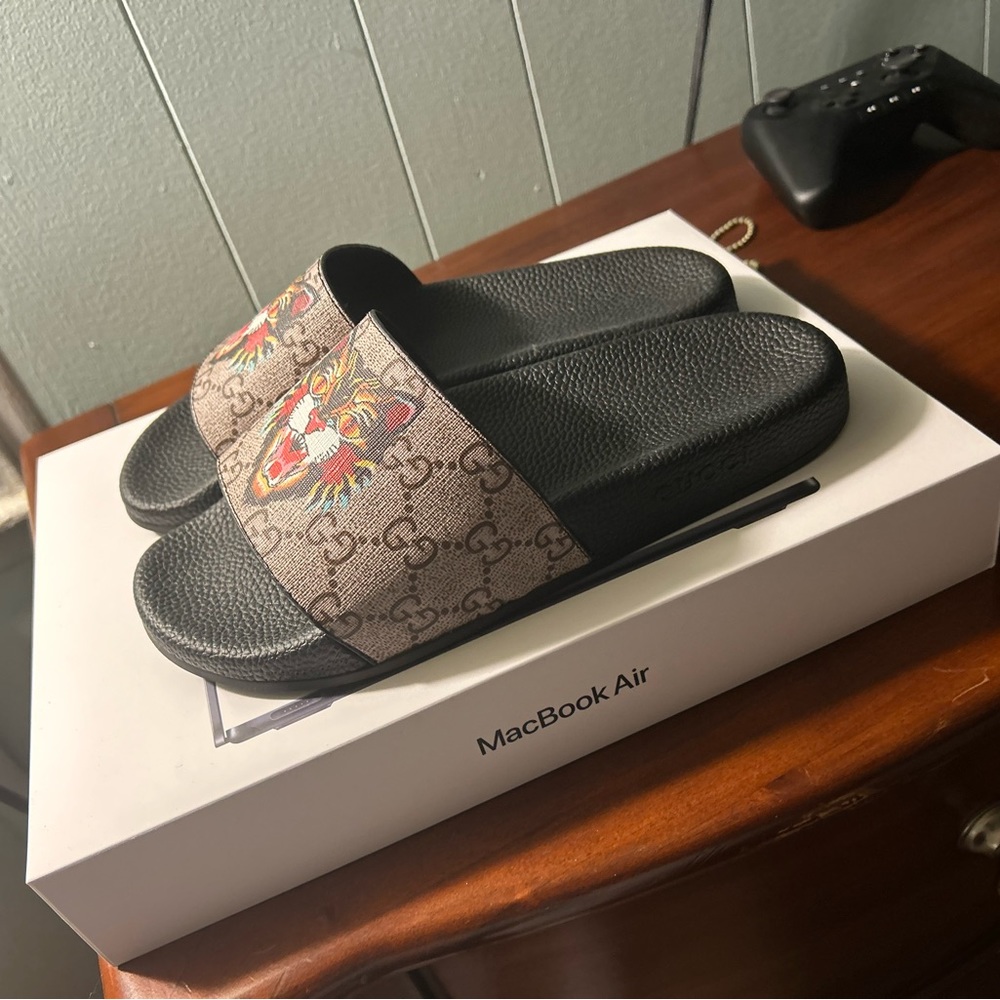 Men’s 2022 Gucci slides Size 8.5